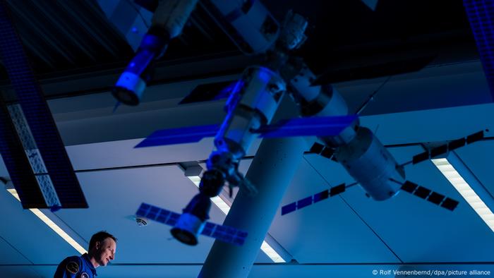 ESA Astronaut Matthias Maurer unter einem Modell der ISS im Europäischen Astronautenzentrum ESA Astronaut Matthias Maurer unter einem Modell der ISS im Europäischen Astronautenzentrum