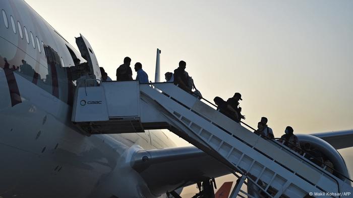 Afghanistan Erster ziviler Evakuierungsflug seit US-Abzug aus Kabul gestartet