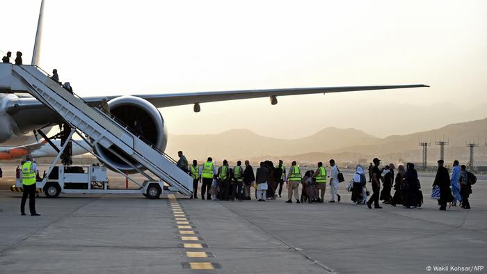 Afghanistan Erster ziviler Evakuierungsflug seit US-Abzug aus Kabul gestartet Afghanistan Erster ziviler Evakuierungsflug seit US-Abzug aus Kabul gestartet