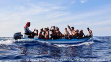 Francia rescata a 126 migrantes que navegaban a Inglaterra 