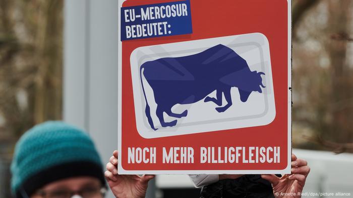 Protesto diante da embaixada brasileira em Berlim: "UE-Mercosul significa: Ainda mais carne barata"