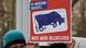 Cartaz com touro azul sobre bandeja, sobre fundo vermelho, e dizeres: "UE-Mercosul significa: Ainda mais carne barata" Cartaz com touro azul sobre bandeja, sobre fundo vermelho, e dizeres: "UE-Mercosul significa: Ainda mais carne barata"