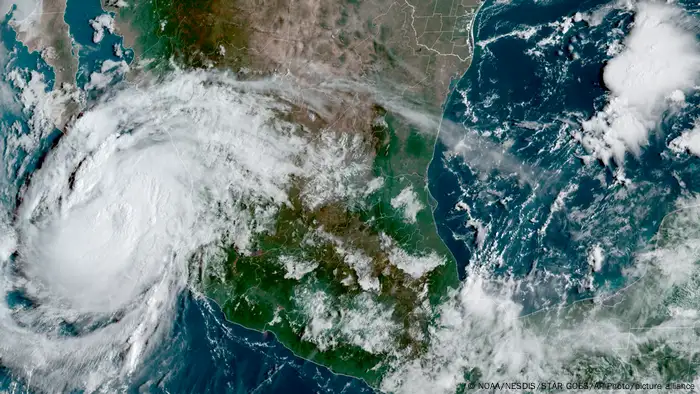 Satellitenbild des Hurrikanes Olaf in der Nähe von Baja California in Mexiko