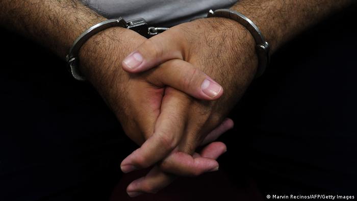 El Salvador Handschellen Festnahme Symbolbild 