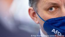 2021, Dresden, Deutschland, Tino Chrupalla, AfD- Bundessprecher, spricht mit einer FFP2-Maske mit AfD-Logo in der Dresdener Messehalle beim Bundesparteitag der AfD zu Medienvertretern. Ein Thema ist der Beschluss des Wahlprogramms für die Bundestagswahl. +++ dpa-Bildfunk +++