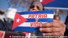 Ein Demonstrant zeigt eine kleine kubanische Fahne mit der Aufschrift «Vaterland oder Leben», das Motto der jüngsten Protesten gegen die kubanische Regierung auf der Insel. Das Motto ist eine Anspielung auf einen viel zitierten Ausspruch Fidel Castros: «Patria o Muerte» (Vaterland oder Tod). +++ dpa-Bildfunk +++