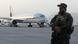 Бойовик "Талібану" в аеропорту Кабула перед відльотом літака Qatar Airways Бойовик "Талібану" в аеропорту Кабула перед відльотом літака Qatar Airways