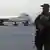 Бойовик "Талібану" в аеропорту Кабула перед відльотом літака Qatar Airways