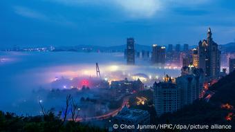 Dalian, China | Stadt im Nebel