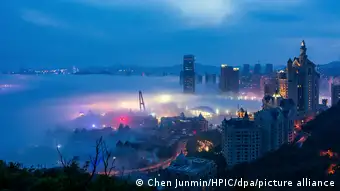 Dalian, China | Stadt im Nebel