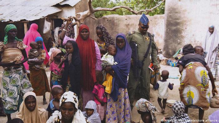 Mujeres y niños rescatados por miembros del ejército de Nigeria tras un ataque de Boko Haram en el estado de Borno. (Foto de archivo: 30.04.2015)