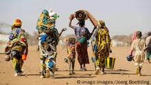BURKINA FASO camps for malian war refugees BURKINA FASO Dori, malian refugees, mostly Touaregs, in refugee camp Goudebo of UNHCR, they fled due to war and islamist terror in Northern Mali ***BURKINA FASO Dori , malische Fluechtlinge, vorwiegend Tuaregs, im Fluechtlingslager Goudebo des UN Hilfswerks UNHCR, sie sind vor dem Krieg und islamistischem Terror aus ihrer Heimat in Nordmali geflohen Dori Burkina Faso