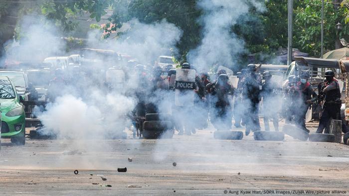 Polizisten feuern in Rangun Tränengasgranaten ab 