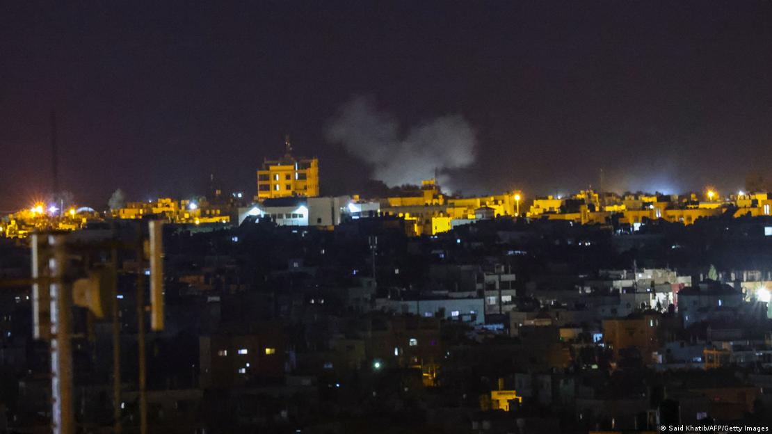 Ondas de fumaça em cidade após ataques aéreos israelenses em Rafah, no sul da Faixa de Gaza