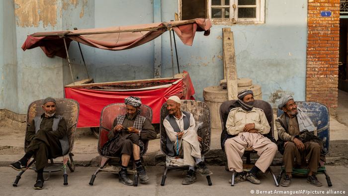 Тези надничари в Кабул чакат някой да ги наеме на работа