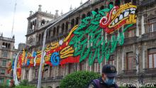 Die Gebäude rund um den Zócalo sind prachtvoll geschmückt. Polizisten halten Wache Tag und Nacht damit keiner bis zum 15. September reinkommen kann. Foto: Eva Usi/DW am 12.09.2021 in Mexico City 