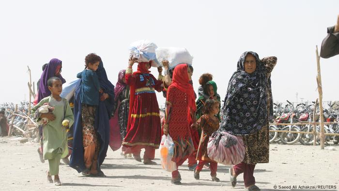 People from Afghanistan crossing into Pakistan in early September 2021