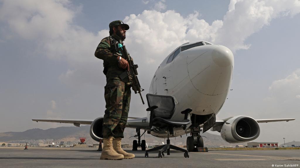 Aterriza en Kabul el primer vuelo comercial internacional desde el regreso  de los talibanes al poder | El Mundo | DW | 13.09.2021
