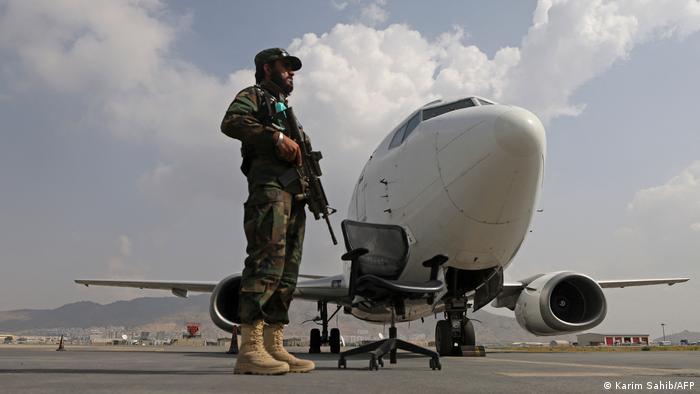 یک جنگجوی طالبان در حال تامین امنیت میدان هوایی کابل