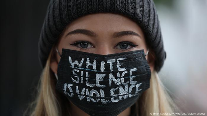 Irland: Frau protestiert mit Mundschutz White Silence Is Violence nach dem Tod vonGeorge Floyd (Foto: Brian Lawless/PA Wire/dpa/picture alliance)