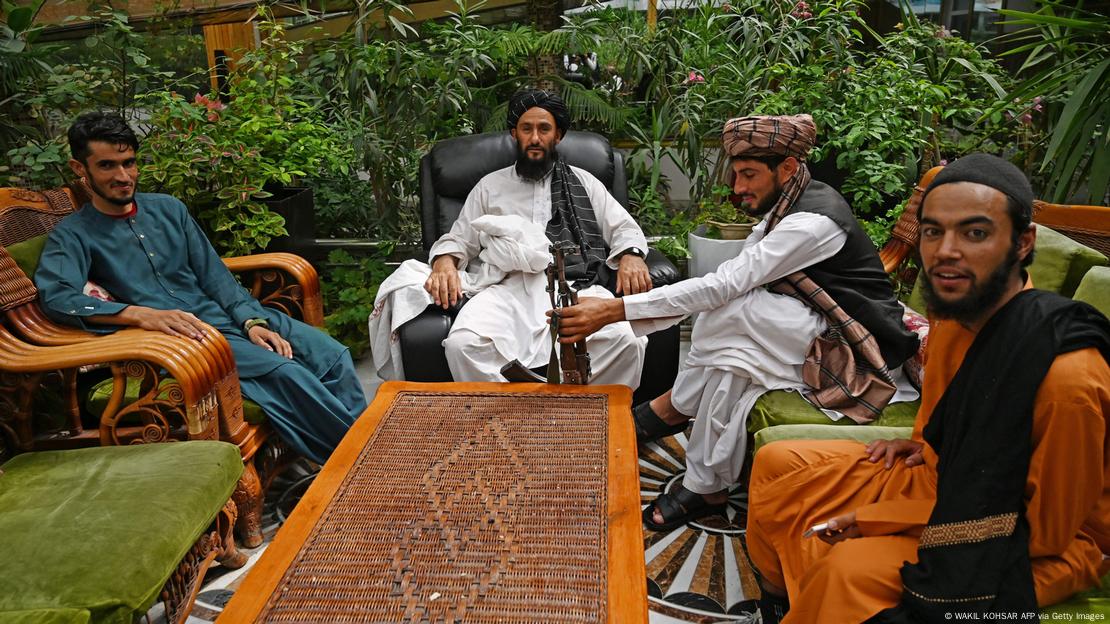 طالب وسله وال د کابل په شېرپور کې د مارشال دوستم د کور په باغچه کې طالب وسله وال د کابل په شېرپور کې د مارشال دوستم د کور په باغچه کې