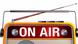 Radio mit Schriftzug "on air". Radio mit Schriftzug "on air".