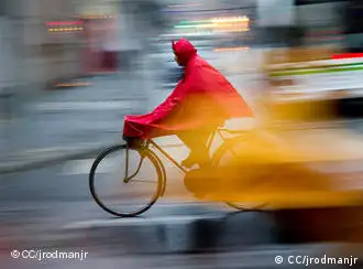 上海的雨中骑车人