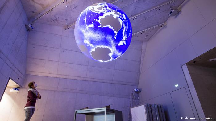 Шарообразная модель Земли в экспозиции Музея будущего