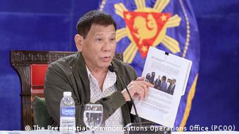 Philippinen Der philippinische Präsident Rodrigo Duterte zeigt ein Papier mit dem Foto von Michael Yang mit den Eigentümern der Pharmally International Holding Company