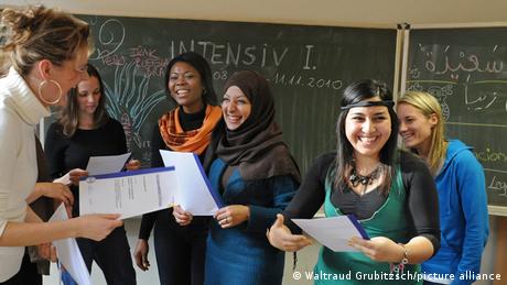 Para migran yang baru saja menyelesaikan kursus bahasa Jerman