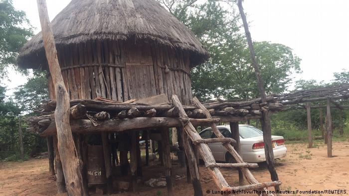 Una ngazi una casa tradicional en Zimbabwe.