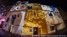 Mit einer Lichtinstallation macht das Romantik-Museum in Frankfurt am Main ab dem 11.09.2021 auf sich aufmerksam. Aus Licht, Musik und Kunstnebel hat der Lichtkünstler Robert Seidel die Installation Obsidian kreiert, die eigentlich für die Luminale 2020 bestimmt war. Zu bewundern ist die Installation bis zum 15.09.2021, täglich mit Beginn der Dämmerung bis 23:00 Uhr. (Aufgenommen mit einem sog. Fischaugen-Objektiv)