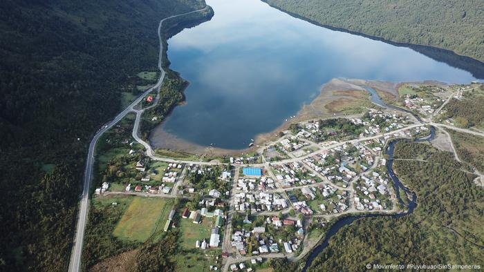 El pueblo fue fundado por aventureros alemanes en 1935 y se encuentra junto al Parque Nacional Queulat, en la región de Aysén, en el sur de Chile.