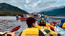 Puyuhuapi_Kayak und Puyuhuapi_Kayak2
Demonstration mit Kayak gegen Lachsfarm in Puyuhuapi.
Dorf, Bucht und Fjord Puyuhuapi. Region Aysen, Patagonien, Chile.
September 2021
Foto Copyright: Movimiento #PuyuhuapiSinSalmoneras