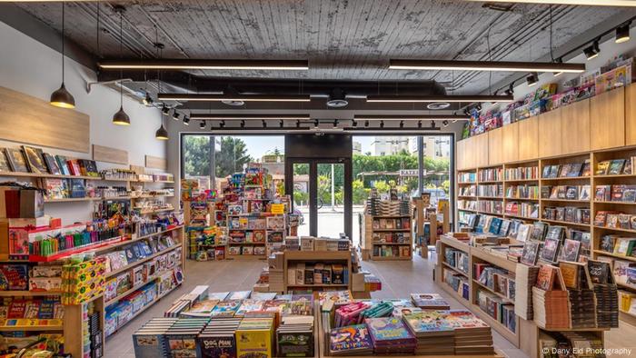 Eine Filiale der Diwan Bookstore - Buchhandlung mit vielen Regalen und Bücherstapeln, Blick nach draußen