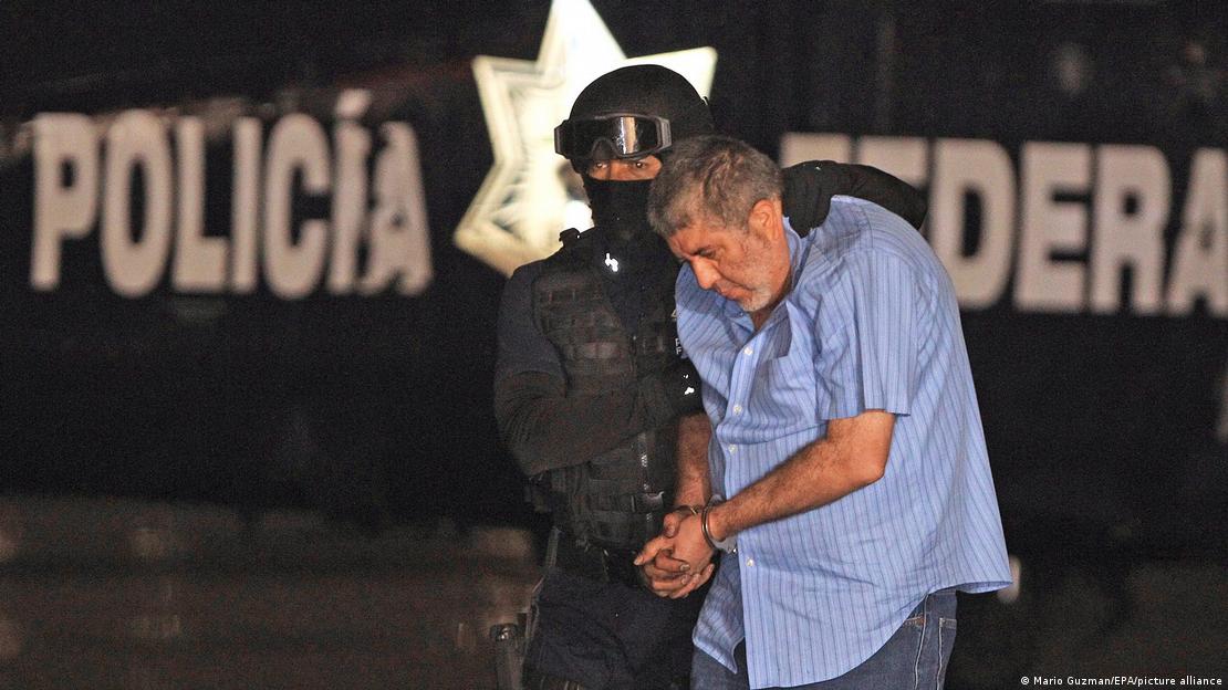 El detenido, esposado, es llevado ante la Fiscalía al día siguiente de su detención.