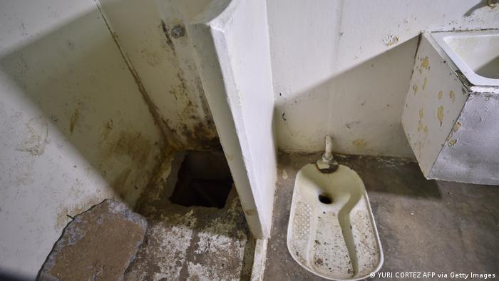 Die Gefängniszelle von Joaquin Guzman, mit einem Loch im Boden der Duschkabine, im Gefängnis von Almoloya, Mexiko, durch welches er flüchtete. AFP PHOTO/ Yuri CORTEZ (Photo credit should read YURI CORTEZ/AFP via Getty Images)
