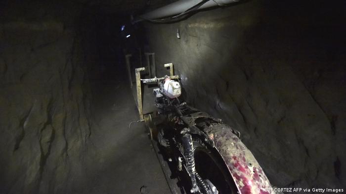 Fluchttunnel El Chapos mit gebauter Vorrichtung zum Abtragen von Erdreich - AFP PHOTO / YURI CORTEZ (Photo credit should read YURI CORTEZ/AFP via Getty Images)