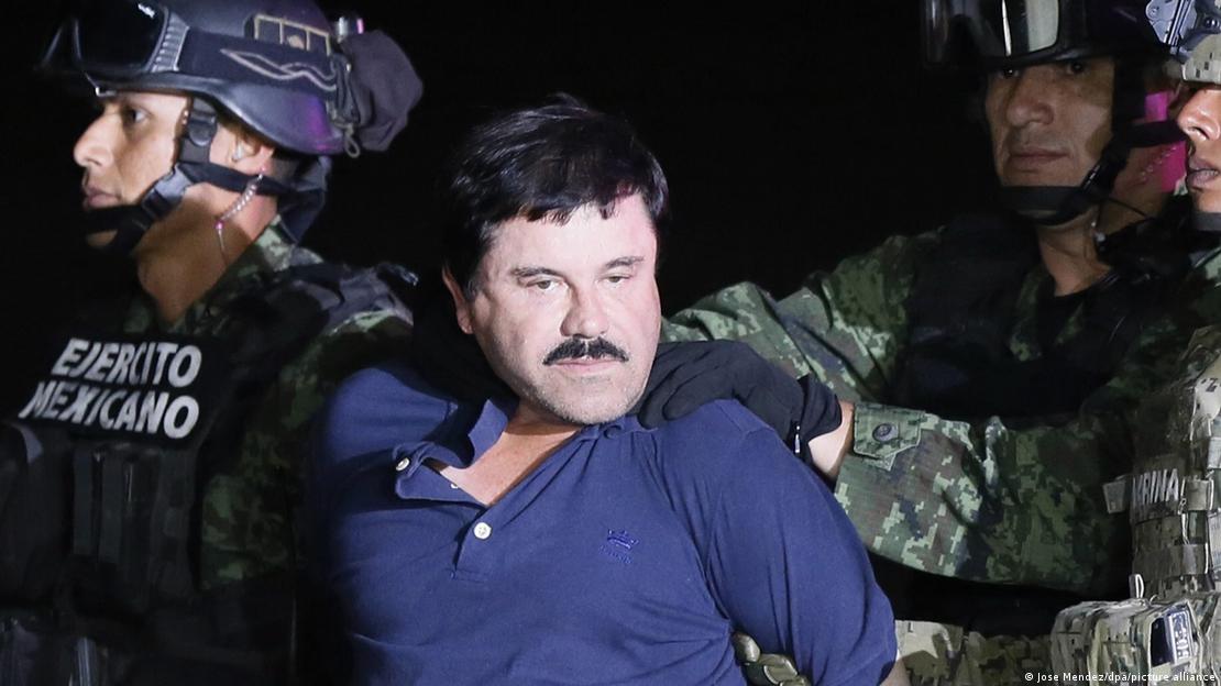Miembros del Ejército Mexicano llevan agarrado al preso.