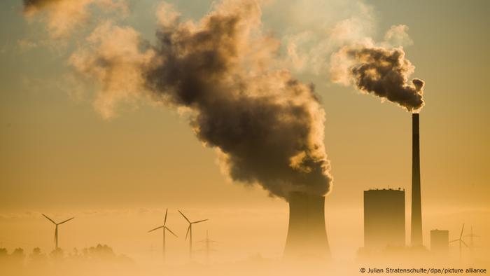 Hohenhameln, Germania: Centrale elettrica a carbone e turbina eolica.