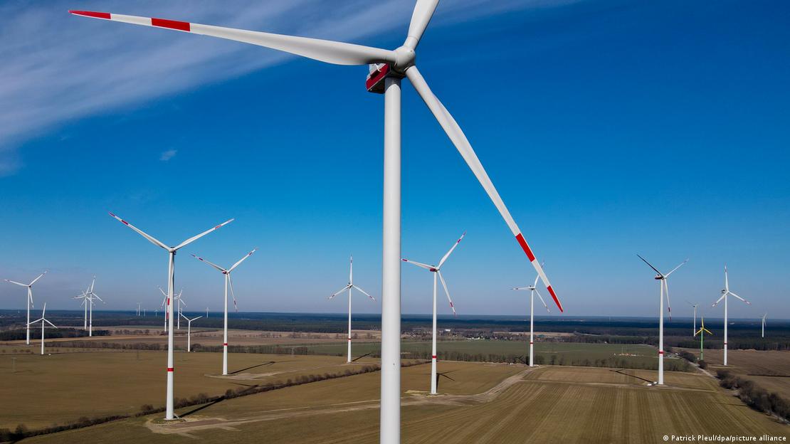 Zahlreiche Windräder auf Feldern