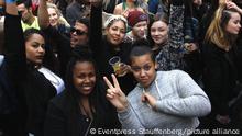Berlin (Friedrichshain-Kreuzberg): 13. MyFest im Ortsteil Kreuzberg. Alljaehrlich findet am Maifeiertag das über die Grenzen Berlins hinaus bekannte Straßenfest statt. Zahlreiche Buehnen und Vorfuehrungen bieten ein buntes und vielfaeltiges Programm. Rund 45.000 Besucher kamen um friedlich miteinander zu feiern. Den ganzen Tag blieb es entspannt auf der Oranienstraße, wie auch auf den Plaetzen und Straßen der Umgebung. Mit Beginn der Dunkelheit ging es vereinzelt etwas ruppiger zu. Die Revolutionaere 1. Mai-Demo blieb ueberwiegend friedlich, es kam nur vereinzelt zu Festnahmen. | Verwendung weltweit