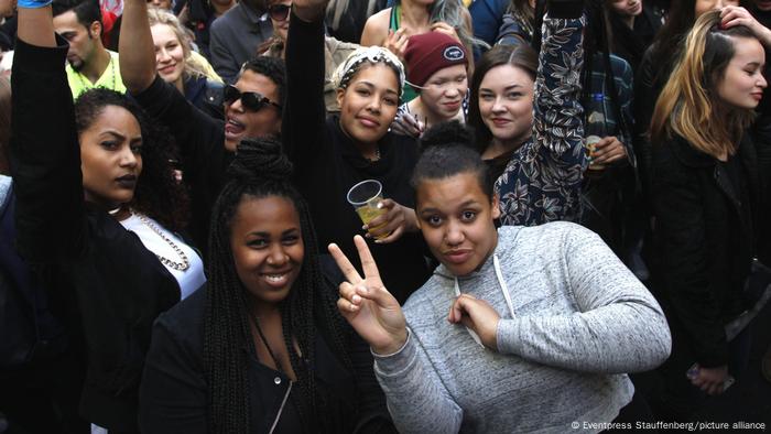 Jeunes femmes de couleur lors d'un festival dans le quartier berlinois de Kreuzberg