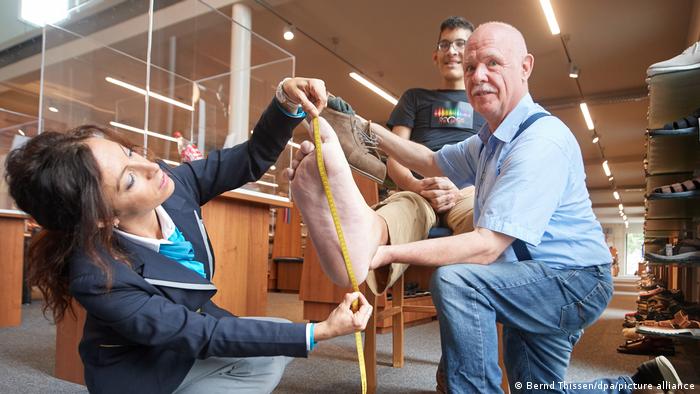 BdT mit Deutschlandbezug | Der Mann mit den größten Füßen der Welt trägt Größe 68