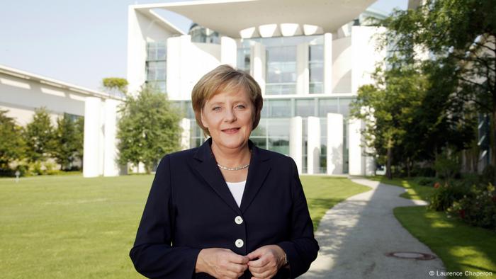 Merkel vor Kanzleramt
