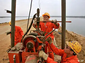资料图片：在汉班托塔港施工的中国工人