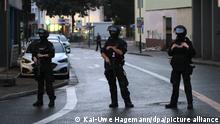Einsatzkräfte der Polizei sperren eine Straßen in Hagen. Die Polizei geht Hinweisen auf eine mögliche Gefährdungslage an einer jüdischen Einrichtung nach.