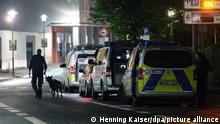 Ein Polizist führt einen Hund durch eine Straße, in dem ein Gebäude der jüdischen Gemeinde liegt. Zahlreiche Polizisten beschützen die Synagoge in Hagen am Mittwochabend. Es ist der höchste jüdische Feiertag - und die Polizei spricht von Hinweisen auf eine mögliche Gefährdungslage.