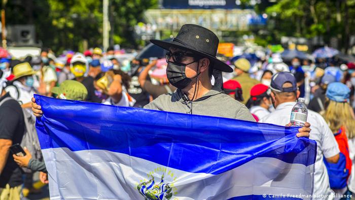 Miles de salvadoreños tomaron las calles este 15 de septiembre de 2021, en el bicentenario de la independencia, para protestar contra el Gobierno.