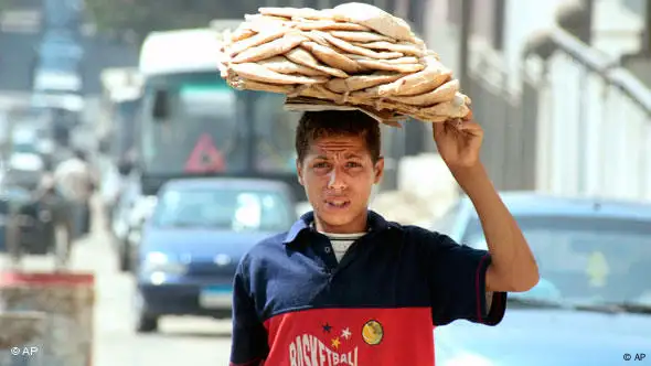 Junger Mann trägt Brot auf dem Kopf in Kairo (Foto: AP)